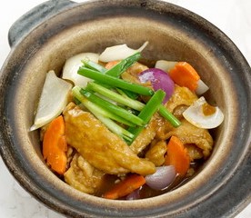 Sliced Pork with Ginger and Spring Onion in Claypot